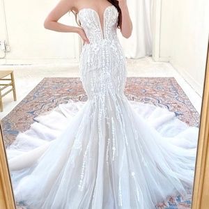 BRAND NEW MARTINA LIANA WEDDING DRESS